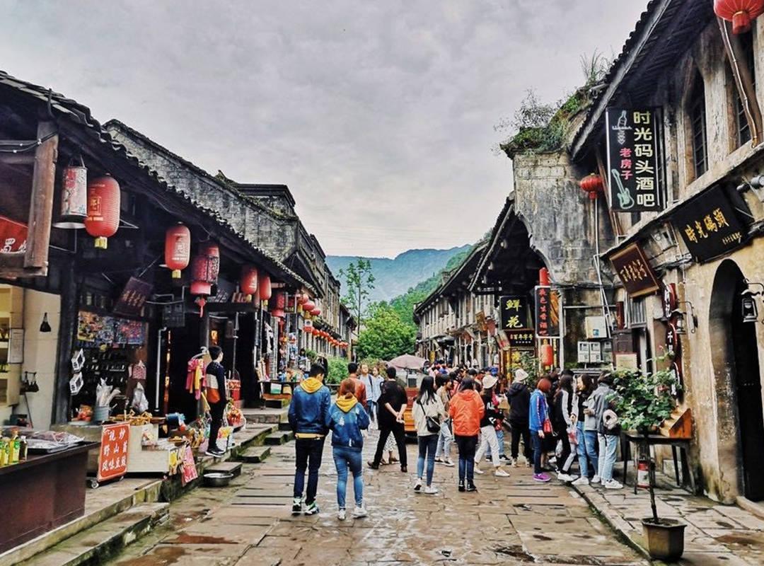 飞跃沙丘的小球