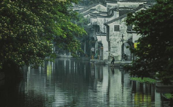 度假的时尚女孩